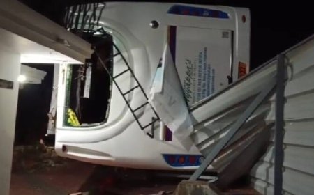 കല്ലമ്പലം ദേശീയപാതയിൽ  വിദ്യാർത്ഥികൾ സഞ്ചരിച്ചിരുന്ന ടൂറിസ്റ്റ് ബസ് അപകടത്തിൽപ്പെട്ട് 17 വിദ്യാർത്ഥികൾക്ക് പരിക്ക് . തൃശ്ശൂർ കൊടകര സൗഹൃദ എൻജിനീയറിങ് കോളേജിൽ നിന്നും വിഴിഞ്ഞം തുറമുഖത്തേക്ക് പഠനയാത്രയ്ക്കായി പോയ സംഘമാണ് അപകടത്തിൽപ്പെട്ടത്. ഇന്ന് പുലർച്ചെ 3:30-ഓടെയായിരുന്നു അപകടം നടന്നത്.