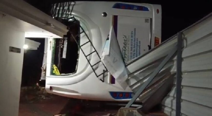 കല്ലമ്പലം ദേശീയപാതയിൽ  വിദ്യാർത്ഥികൾ സഞ്ചരിച്ചിരുന്ന ടൂറിസ്റ്റ് ബസ് അപകടത്തിൽപ്പെട്ട് 17 വിദ്യാർത്ഥികൾക്ക് പരിക്ക് . തൃശ്ശൂർ കൊടകര സൗഹൃദ എൻജിനീയറിങ് കോളേജിൽ നിന്നും വിഴിഞ്ഞം തുറമുഖത്തേക്ക് പഠനയാത്രയ്ക്കായി പോയ സംഘമാണ് അപകടത്തിൽപ്പെട്ടത്. ഇന്ന് പുലർച്ചെ 3:30-ഓടെയായിരുന്നു അപകടം നടന്നത്.