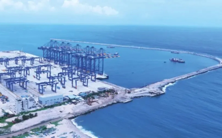 വിഴിഞ്ഞം ഒരു തുറമുഖം മാത്രം അല്ല. അത് ഒരു ചോദ്യം ആണ്. എന്തുകൊണ്ട് നമ്മൾ സ്വന്തം നാട്ടിൽ വേദനിക്കണം, പക്ഷേ പുറത്തുപോയാൽ വളരുന്നു? കടലിന്റെ അരികിൽ നിൽക്കുമ്പോൾ പലർക്കും ഒരേ ചിന്ത വരുന്നു. ഇവിടെ എന്തുകൊണ്ട് എല്ലാം കഠിനമാണ്? ഇവിടെ എന്തുകൊണ്ട് ഓരോ സ്വപ്നത്തിനും എതിർപ്പ് ഉണ്ട്? ഇവിടെ എന്തുകൊണ്ട് ഒരാൾ ഉയരാൻ തുടങ്ങുമ്പോൾ പത്ത് സംശയങ്ങൾ ഉയരുന്നു?